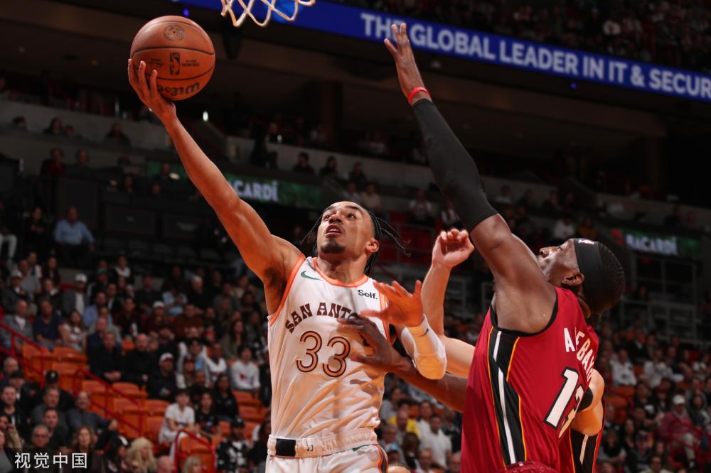 他迅速赢得 他迅速赢得