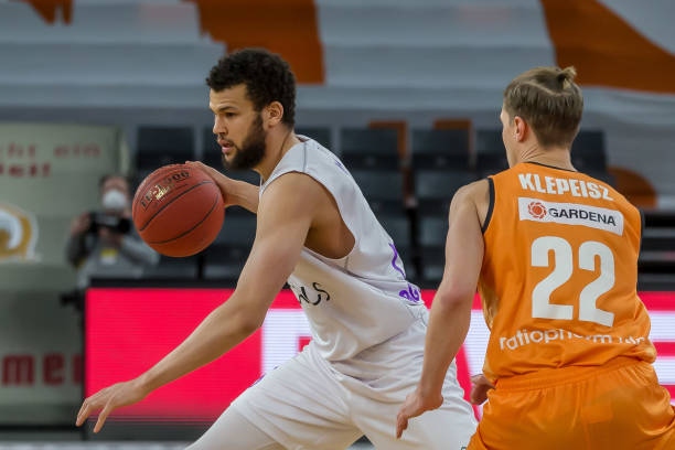 不仅帮助他 不仅帮助他